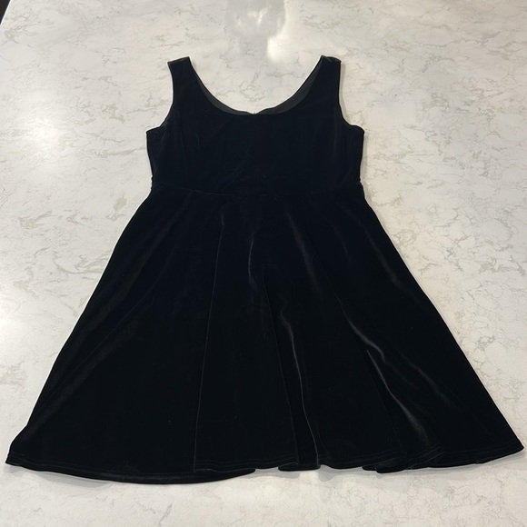 Modcloth Fervour Zesty Festivities Velvet Dress in Onyx Large Sleeveless Pockets - Picture 16 of 16